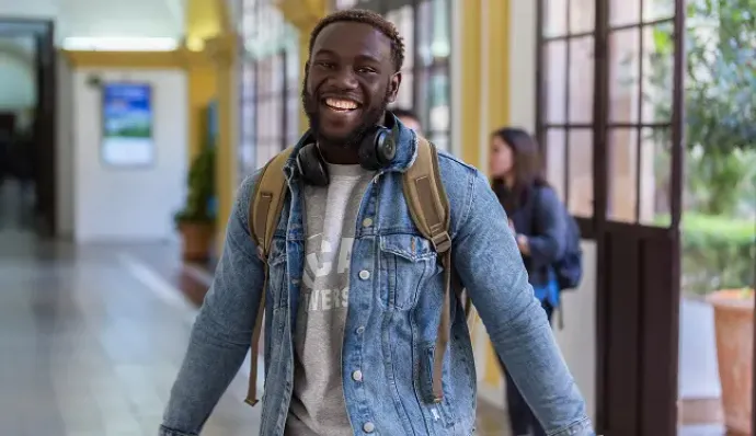 Estudiante del Grado en Comunicación Audiovisual de UCAM Universidad en su primer día en la Facultad de Ciencias Sociales y de la Comunicación.
