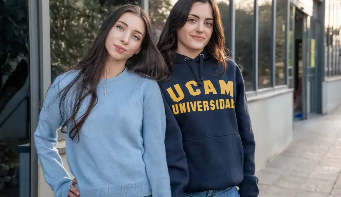 Alumno de la UCAM estudiando el Grado en el campus Madrid.