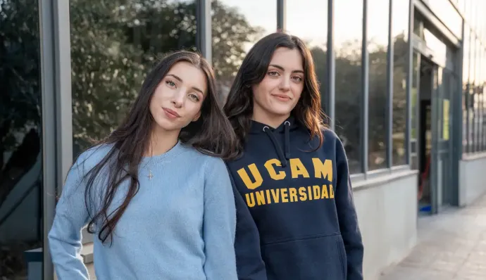 Alumno de la UCAM estudiando el Grado en el campus Madrid.