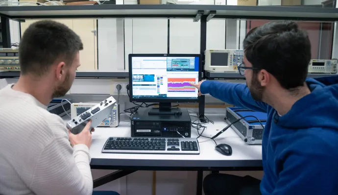 Estudiantes de Ingeniería de Telecomunicación realizando prácticas en laboratorio de la UCAM